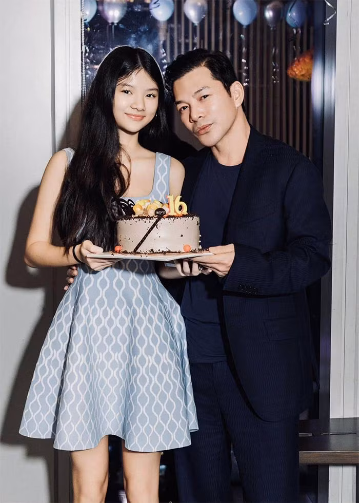 Càng lớn Bảo Tiên (Devon) ngày càng xinh đẹp, khuôn mặt sáng, vóc dáng cao thanh. (Ảnh: FB Trần Bảo Sơn)