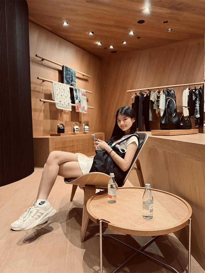 Con gái Trương Ngọc Ánh có gu thời trang nhẹ nhàng, trẻ trung và đơn giản. Cô bé sống khá khép kín, ít khi đăng ảnh lên mạng xã hội trừ những dịp đặc biệt. (Ảnh: FB Trần Bảo Sơn)