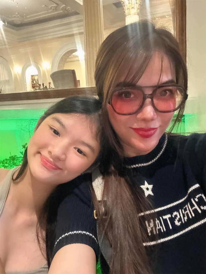 Bảo Tiên sống cùng mẹ sau khi bố mẹ chia tay. Về phía Trương Ngọc Ánh, hậu ly hôn cô hẹn hò với Kim Lý, sau đó là diễn viên trẻ Anh Dũng. Hồi tháng 4, Trương Ngọc Ánh và Anh Dũng vướng tin đồn chia tay sau nhiều năm bên nhau. (Ảnh: FB Trương Ngọc Ánh)
