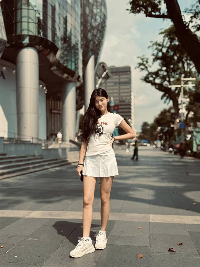 Bảo Tiên thừa hưởng chiều cao và đôi chân dài của mẹ. (Ảnh: FB Trần Bảo Sơn)