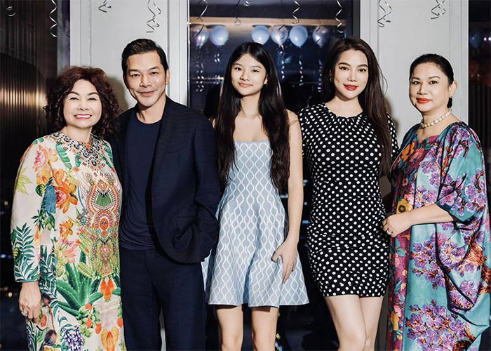 Bảo Tiên hạnh phúc vì dịp sinh nhật 16 tuổi có đầy đủ bố mẹ, bà nội và bà ngoại chung vui. (Ảnh: FB Trần Bảo Sơn)