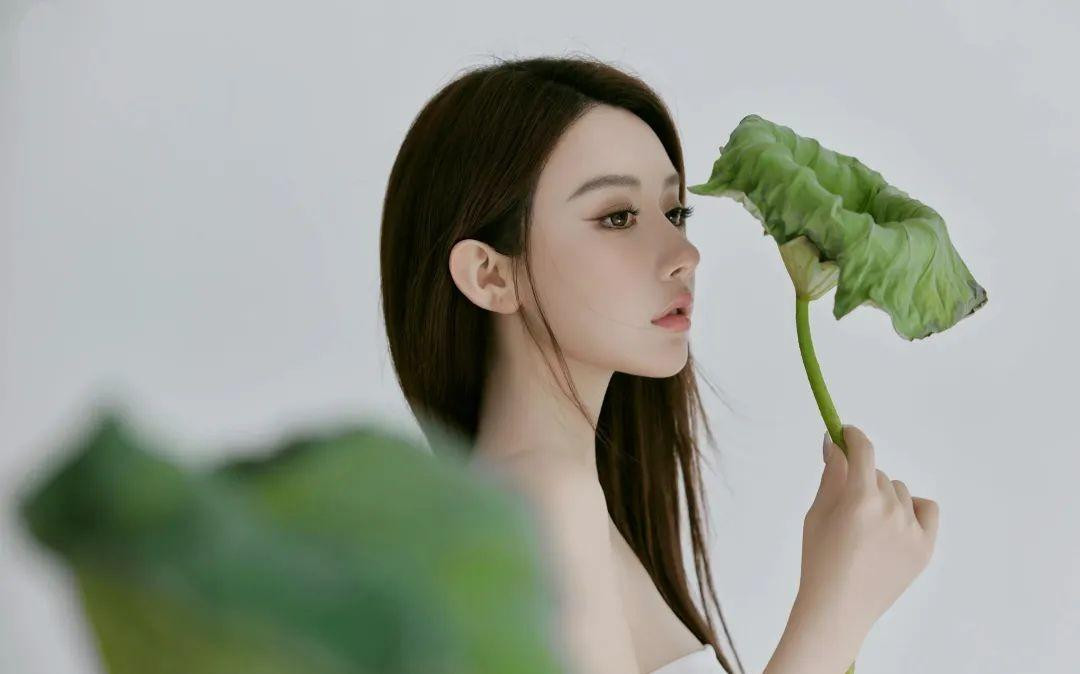 Làn da trắng mịn màng cùng gương mặt xinh như búp bê cũng giúp nàng hot girl này trông nổi bật hơn. Ảnh: IGNV