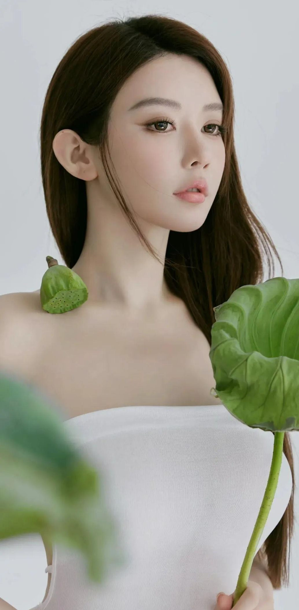 Đặc biệt, khoảng hở lưng rộng và sâu càng tôn lên bờ vai thon, tấm lưng trần nuột nà của cô nàng.