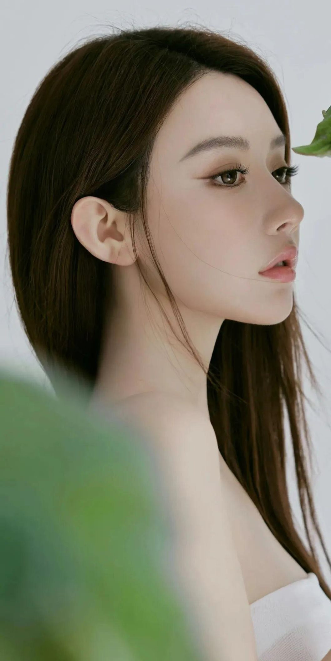 Với chất liệu mỏng manh, chiếc váy ôm sát cơ thể, giúp cô nàng khoe trọn những đường cong quyến rũ.