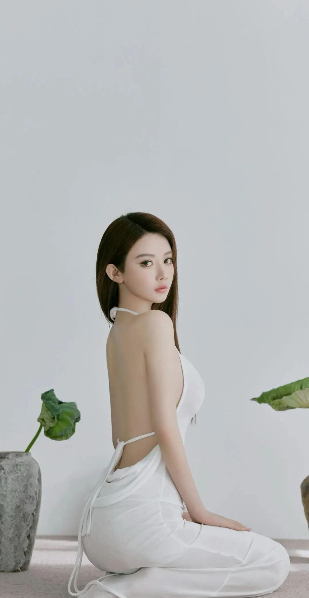 Người đẹp từng lấn sân đóng một vài bộ phim tuy nhiên không gây được tiếng vang.