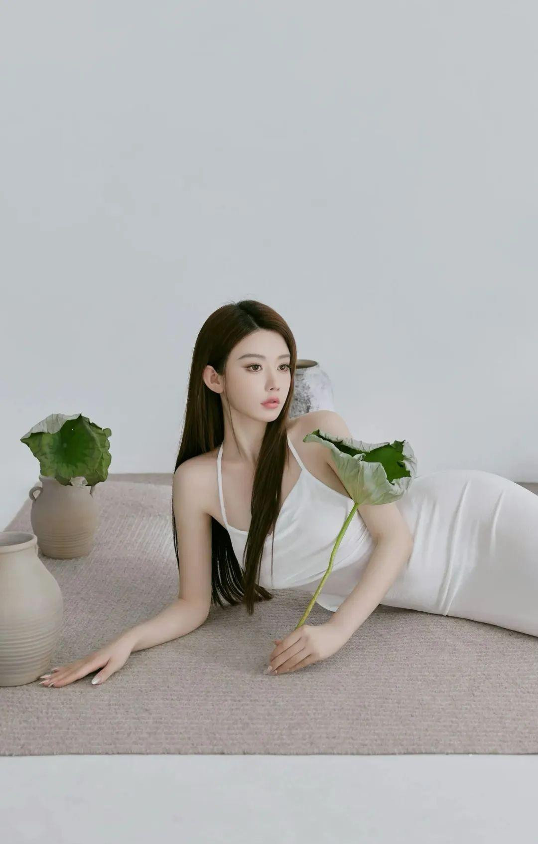 Trong một bộ ảnh, Chu Lâm Gia chọn váy yếm màu trắng tinh khôi, thiết kế đơn giản nhưng lại vô cùng gợi cảm.