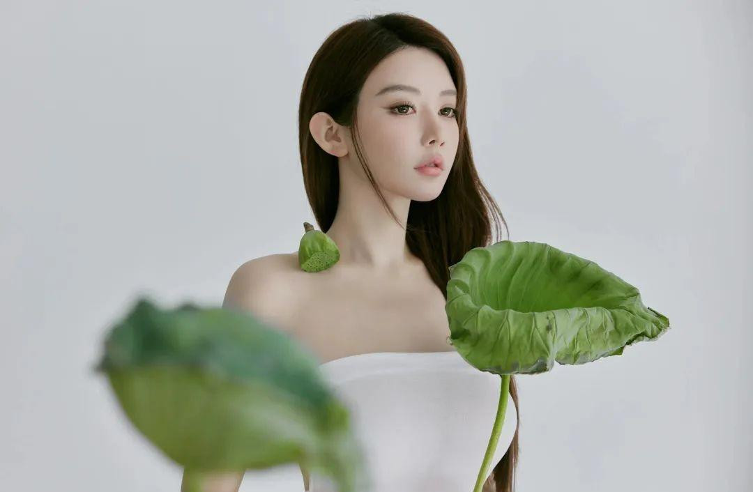 Nhờ chăm chỉ tập luyện nhiều bộ môn khác nhau như gym, golf, lướt sóng, cầu lông và áp dụng chế độ ăn uống khoa học mà sao nữ này có được thân hình thanh mảnh, cân đối, tràn đầy sức sống.