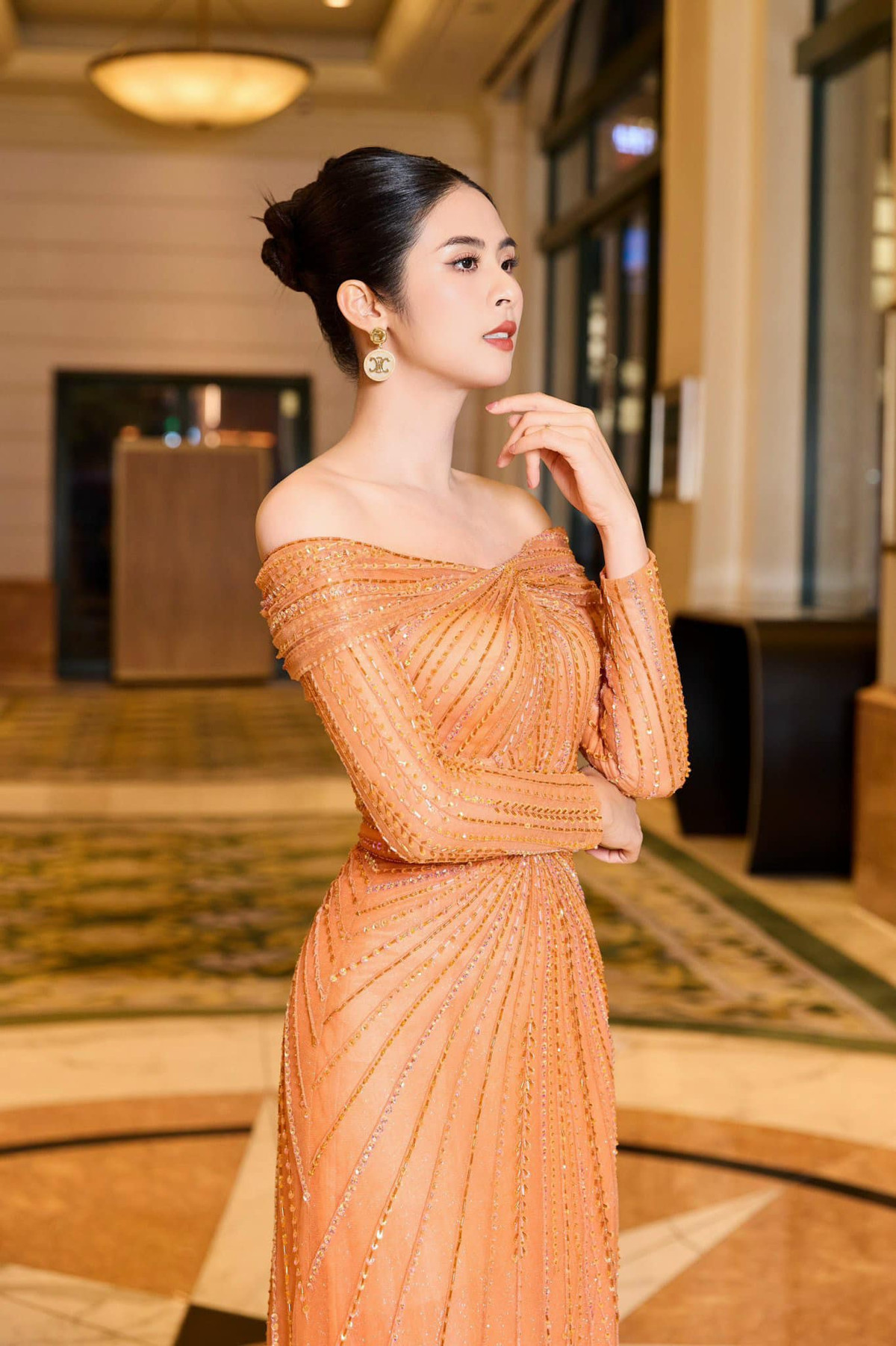 "Chưa xong việc chưa đi ngủ, chưa họa mặt chưa đi chơi", Hoa hậu Ngọc Hân viết. Ảnh: FB Ngoc Han Dang