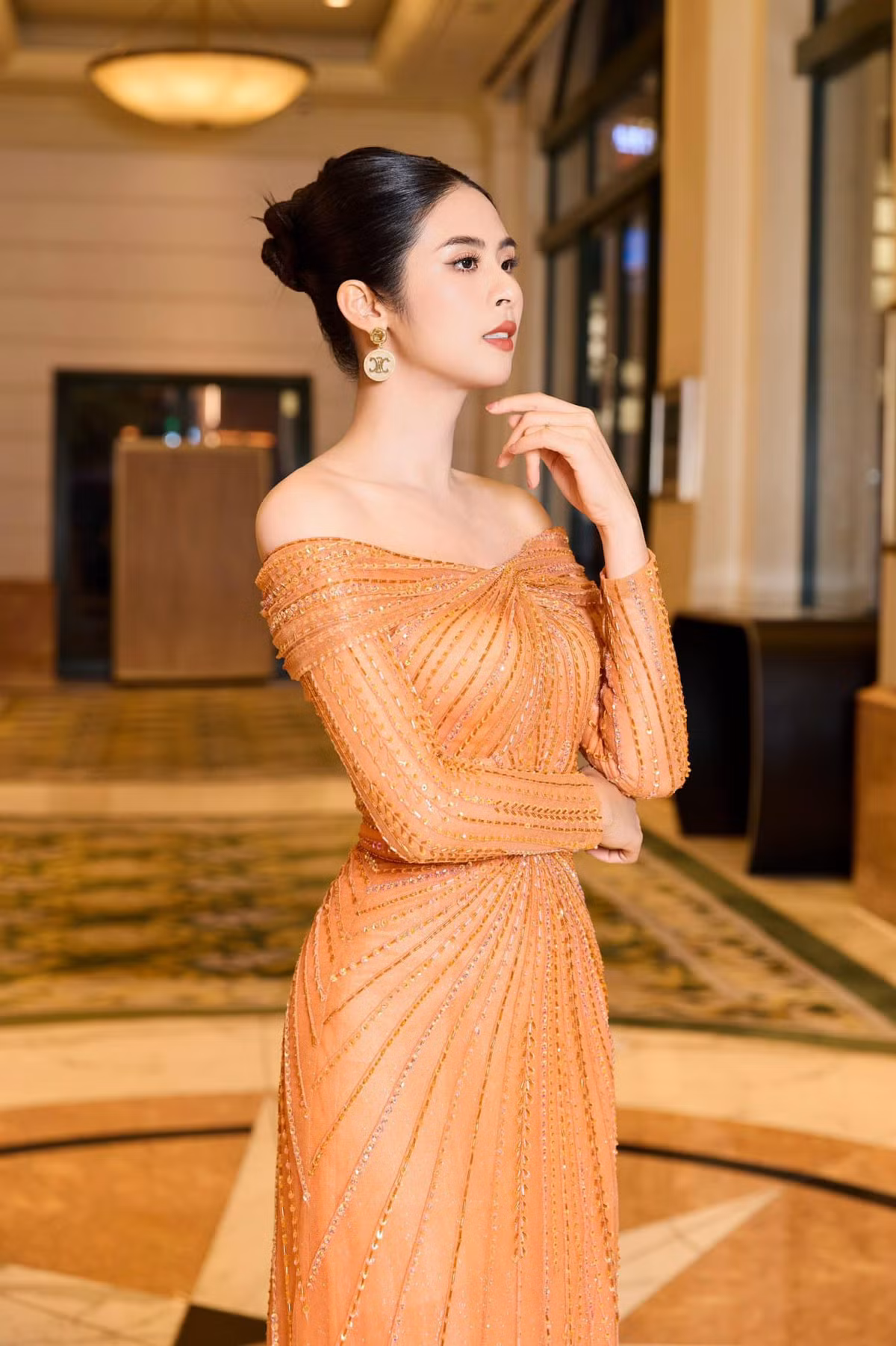 "Chưa xong việc chưa đi ngủ, chưa họa mặt chưa đi chơi", Hoa hậu Ngọc Hân viết. Ảnh: FB Ngoc Han Dang