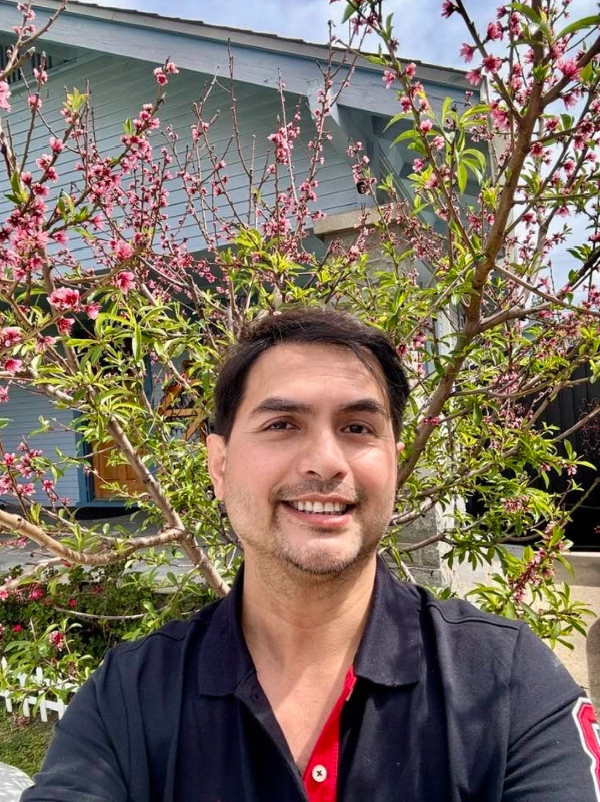 Đức Tiến là nam người mẫu, diễn viên được yêu thích trong giai đoạn 2000 - 2010. Năm 2010, anh kết hôn với Hoa hậu Áo dài Dallas Bình Phương rồi sang Mỹ định cư.