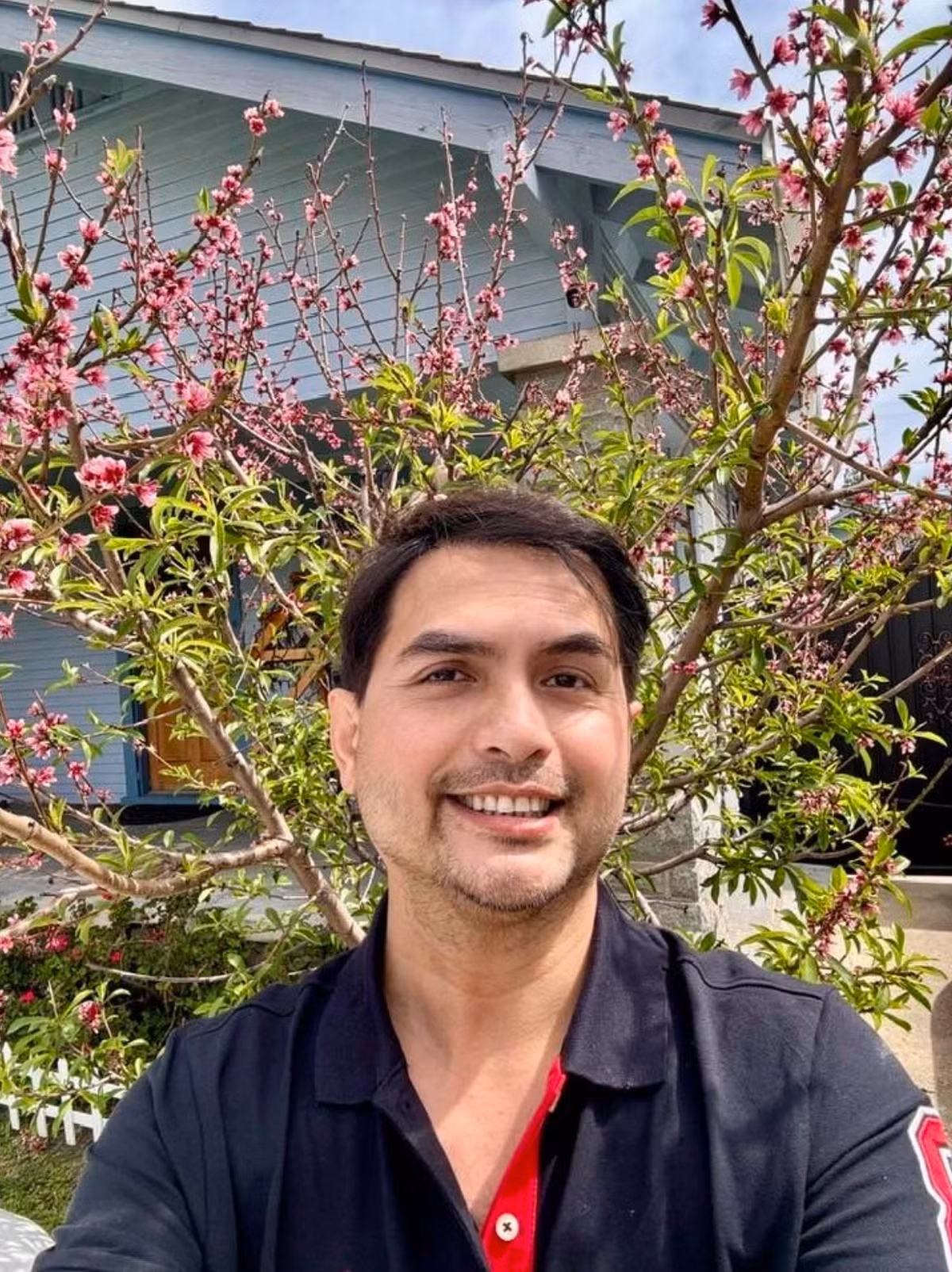 Đức Tiến là nam người mẫu, diễn viên được yêu thích trong giai đoạn 2000 - 2010. Năm 2010, anh kết hôn với Hoa hậu Áo dài Dallas Bình Phương rồi sang Mỹ định cư.