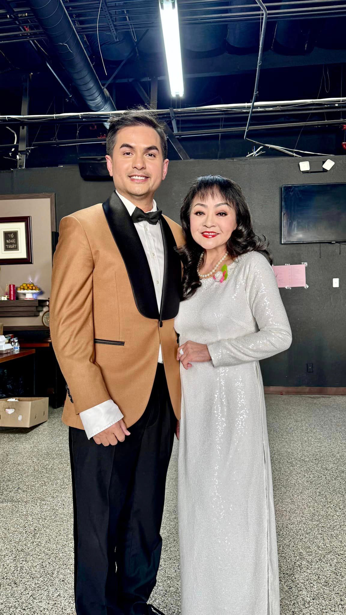 Cách đây gần 1 tuần, Đức Tiến khoe ảnh chụp cùng danh ca Hương Lan trong hậu trường khi làm MC show "Mẹ là tình yêu" ở Mỹ.