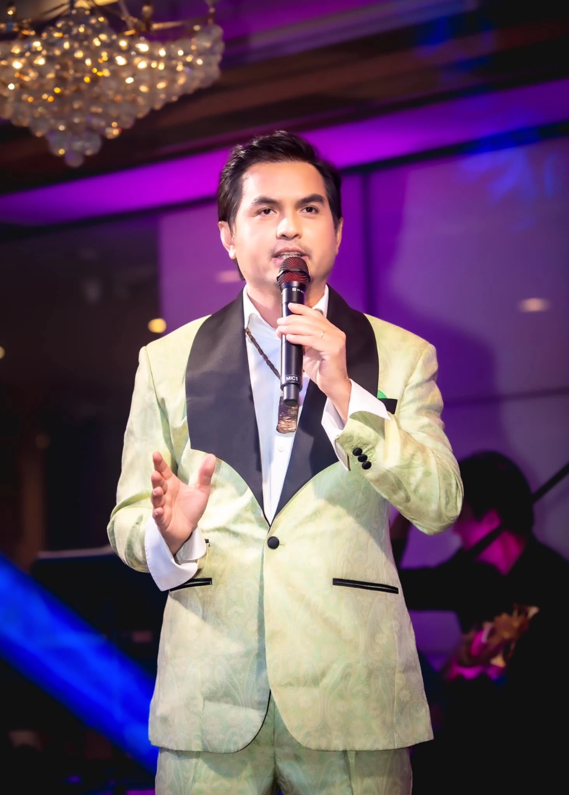 Thông tin diễn viên Đức Tiến qua đời tại Mỹ do nhồi máu cơ tim đã khiến cả showbiz Việt bàng hoàng.