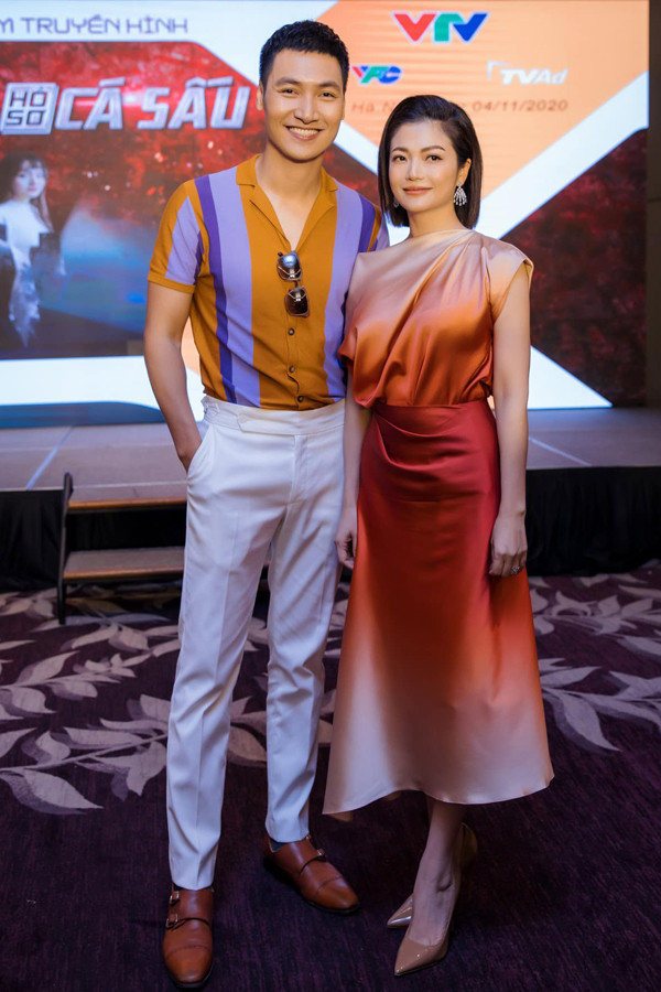 Nữ diễn viên sánh vai Mạnh Trường ở buổi họp báo phim hình sự "Hồ sơ cá sấu" năm 2021. Thời điểm này nhiều người nhận xét cô vẫn giữ nét trẻ trung. Dù lớn hơn bạn diễn 5 tuổi thế nhưng vẻ bề ngoài của cô không chênh lệch nhiều. Ảnh: FBNV