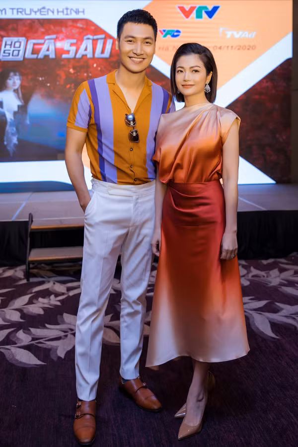 Nữ diễn viên sánh vai Mạnh Trường ở buổi họp báo phim hình sự "Hồ sơ cá sấu" năm 2021. Thời điểm này nhiều người nhận xét cô vẫn giữ nét trẻ trung. Dù lớn hơn bạn diễn 5 tuổi thế nhưng vẻ bề ngoài của cô không chênh lệch nhiều. Ảnh: FBNV