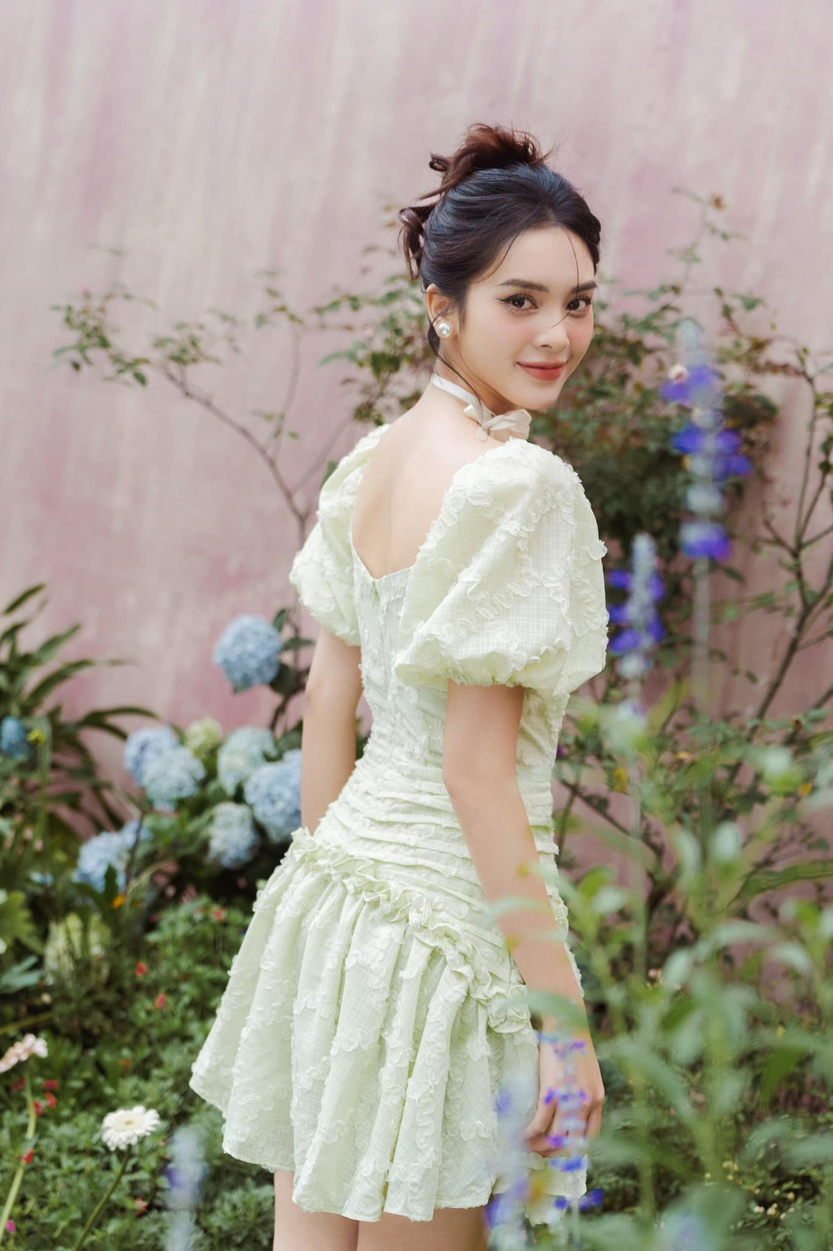 Nữ diễn viên ghi điểm với khán giả bằng gu ăn mặc hiện đại, phá cách, thể hiện đúng cá tính.