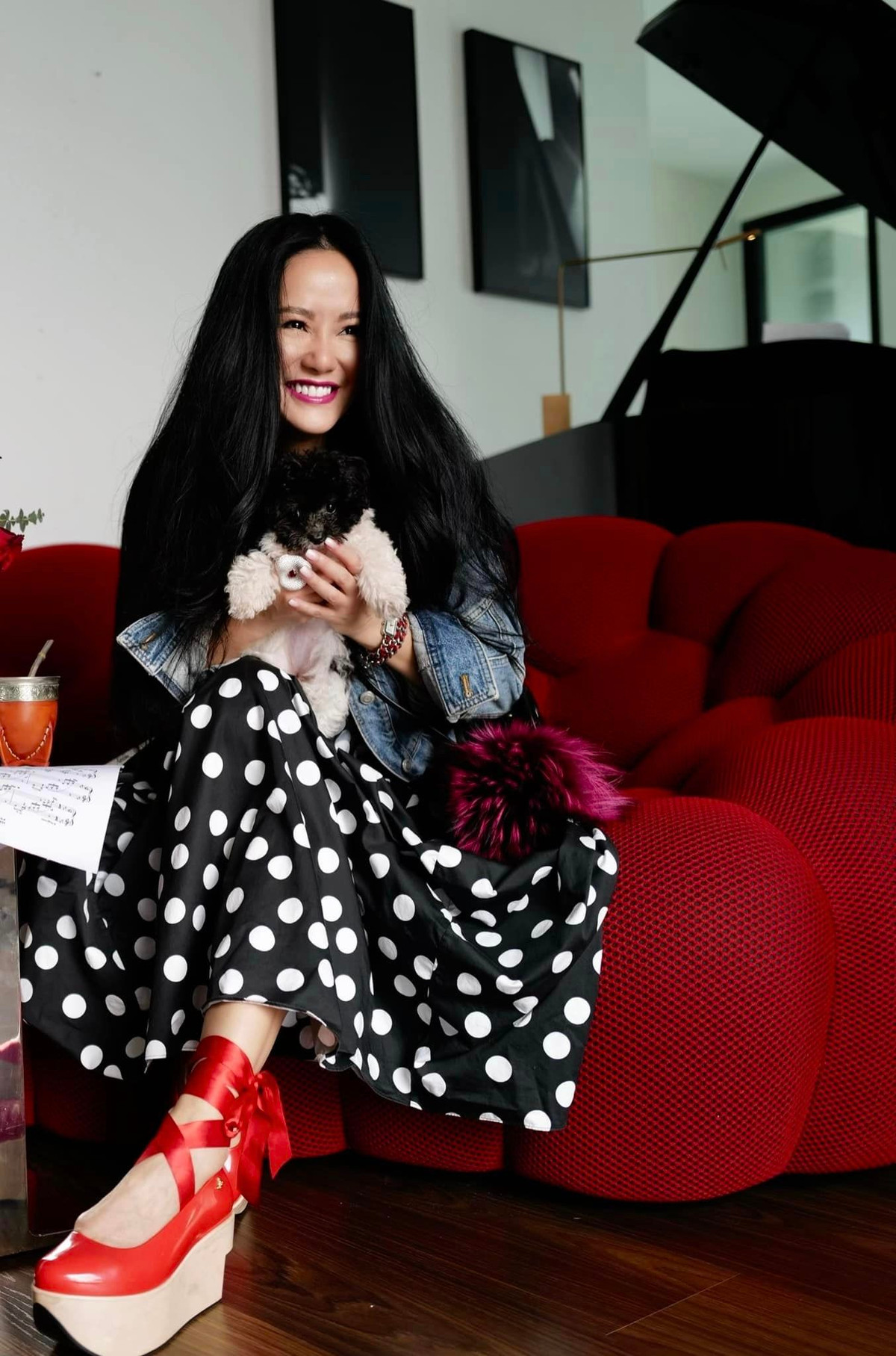 Ở cái tuổi 54 và là mẹ 2 con, nữ ca sĩ còn nổi tiếng nhờ phong cách thời trang trẻ trung, sành điệu. Ảnh: FBNV