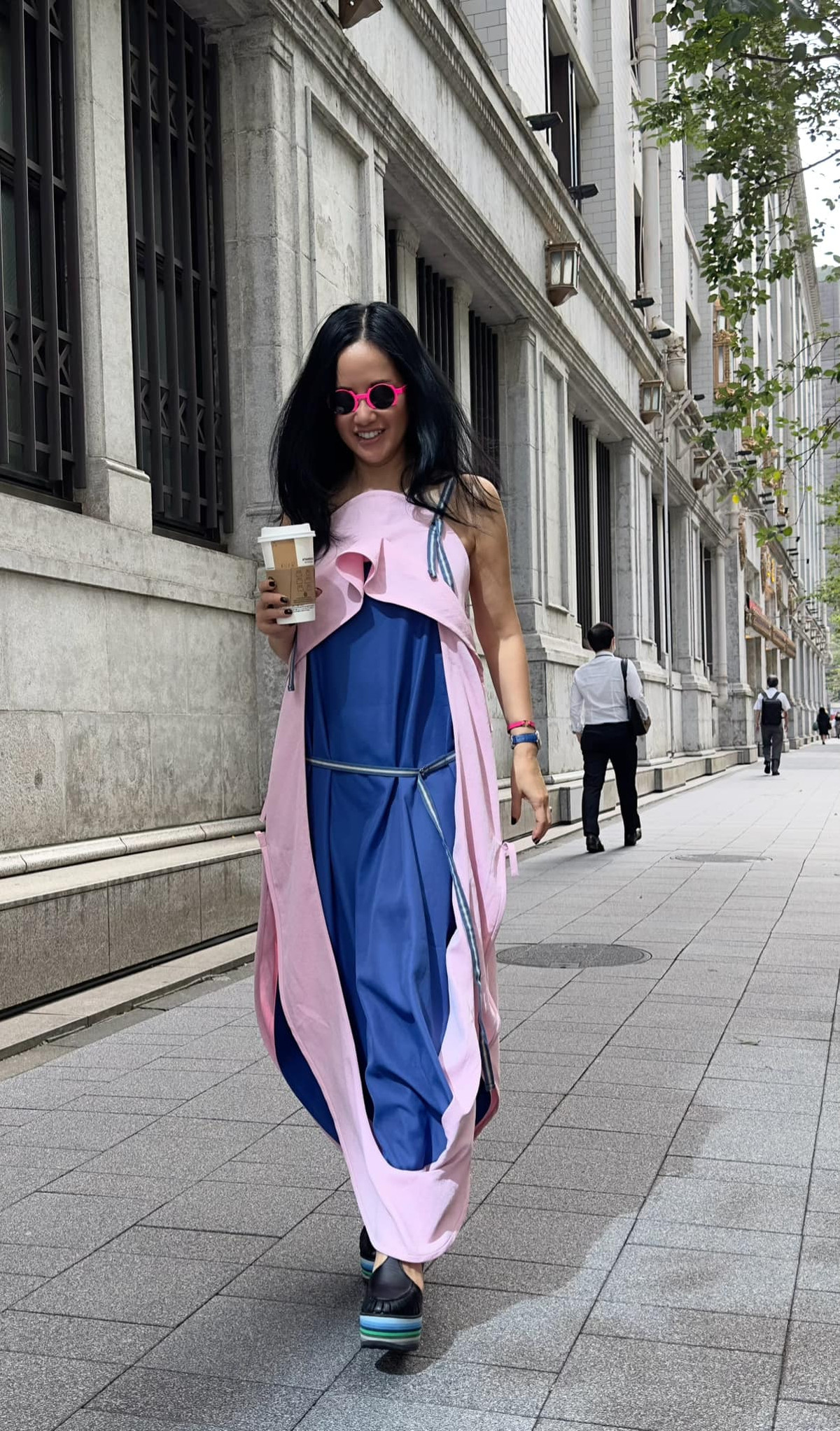 Bên dưới mỗi bức ảnh là "cơn mưa lời khen" từ người hâm mộ dành cho sắc vóc tươi trẻ của Hồng Nhung ở tuổi 54. Ảnh: FBNV