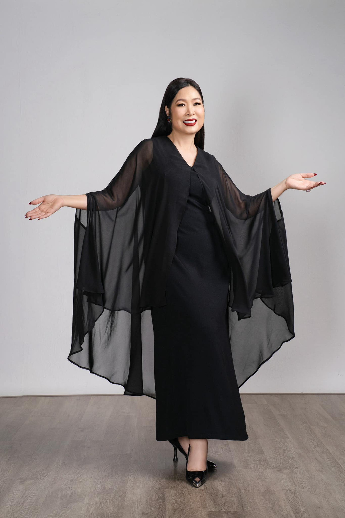 Nếu 7 năm trước, Hồng Vân gắn liền với hình ảnh phúc hậu, duyên dáng, giọng nói chẳng lẫn vào đâu được và thân hình mũm mĩm, thì 7 năm sau, sắc vóc thon gọn của nữ diễn viên khiến không ít người bất ngờ. Ảnh: FBNV