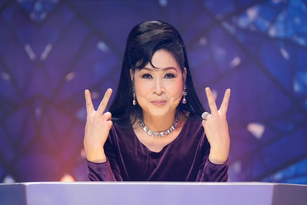 Nữ nghệ sĩ yêu thích những bộ cánh đa sắc màu nhìn vào là thu hút và nổi bật ngay.