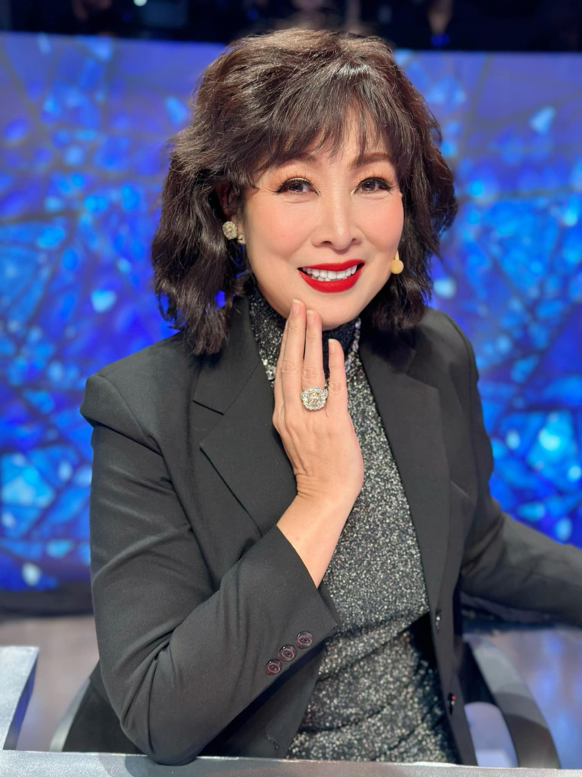 Nữ nghệ sĩ không ngại thử nghiệm những trang phục đa dạng, từ những bộ cánh thanh lịch, quý phái đến những set đồ cá tính, năng động.