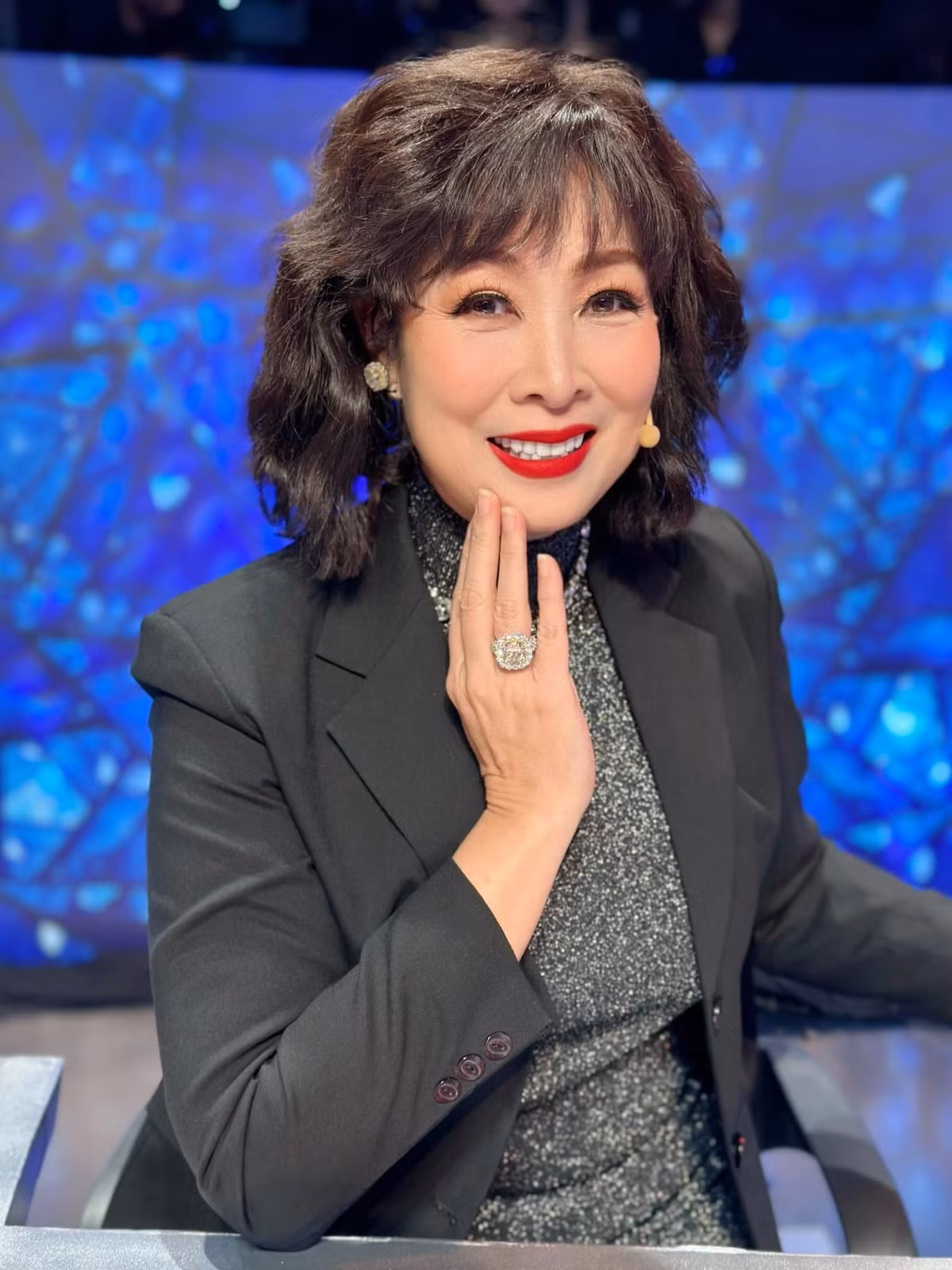 Nữ nghệ sĩ không ngại thử nghiệm những trang phục đa dạng, từ những bộ cánh thanh lịch, quý phái đến những set đồ cá tính, năng động.