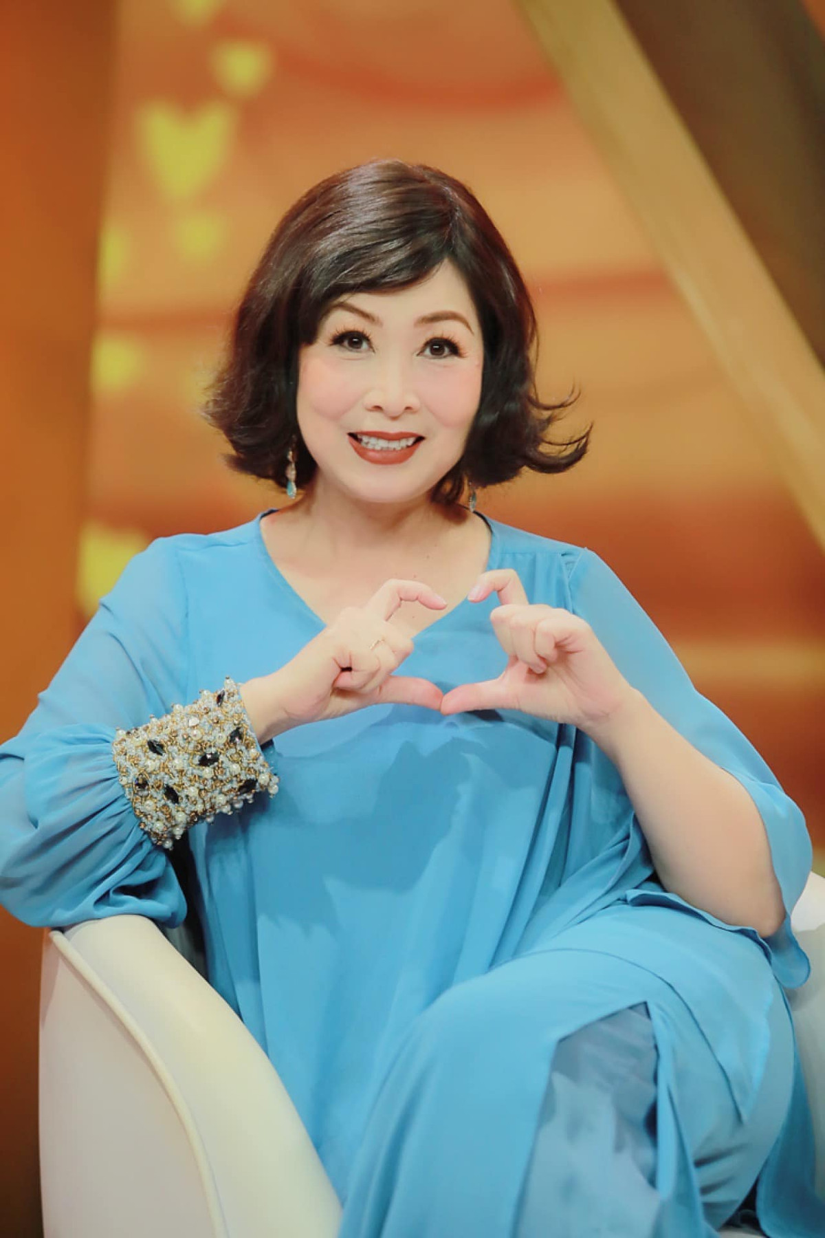 Diễn viên Hồng Vân cho biết, cô tự tin mặc đồ sáng màu, phối phụ kiện trẻ trung sau khi giảm cân ở tuổi 58.