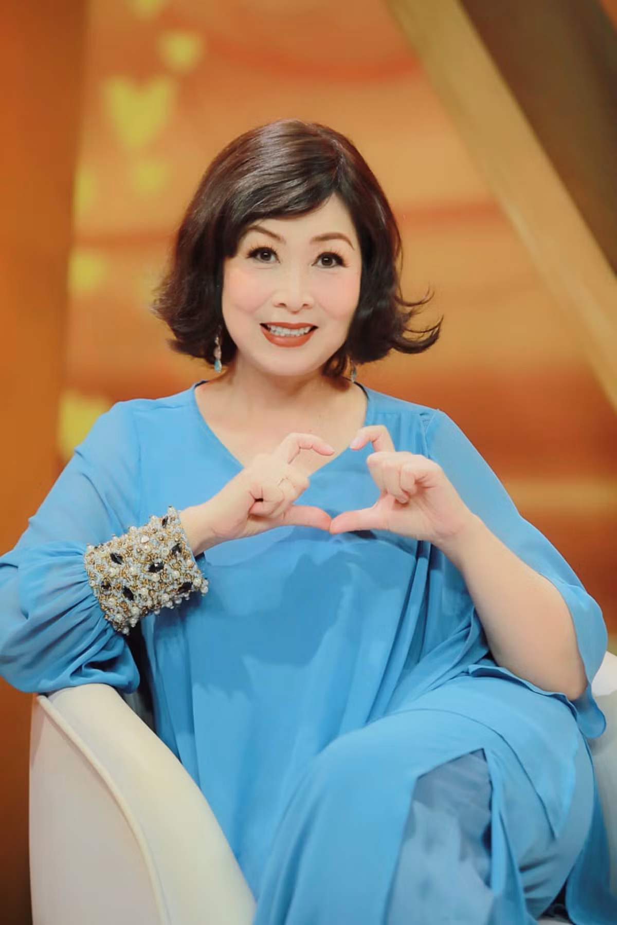 Diễn viên Hồng Vân cho biết, cô tự tin mặc đồ sáng màu, phối phụ kiện trẻ trung sau khi giảm cân ở tuổi 58.