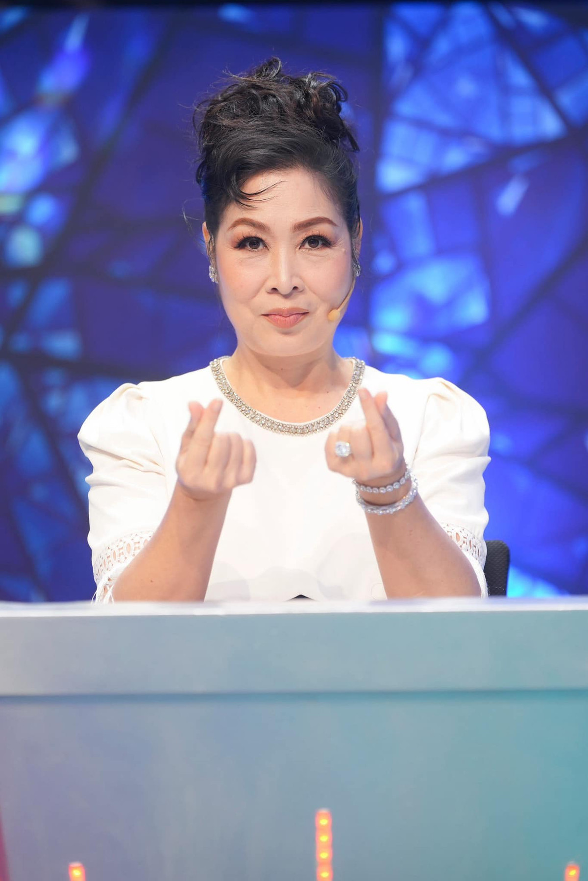 Sự "lên đời" phong cách của Hồng Vân không chỉ đơn thuần là thay đổi trang phục mà còn thể hiện sự tự tin và yêu đời của nữ nghệ sĩ.