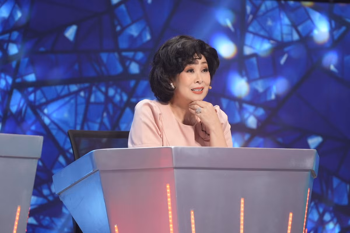 Là một trong những nghệ sĩ được yêu mến nhất nhì làng giải trí Việt, NSND Hồng Vân luôn ghi dấu ấn bởi tài năng diễn xuất và phong cách nghệ thuật đa dạng.