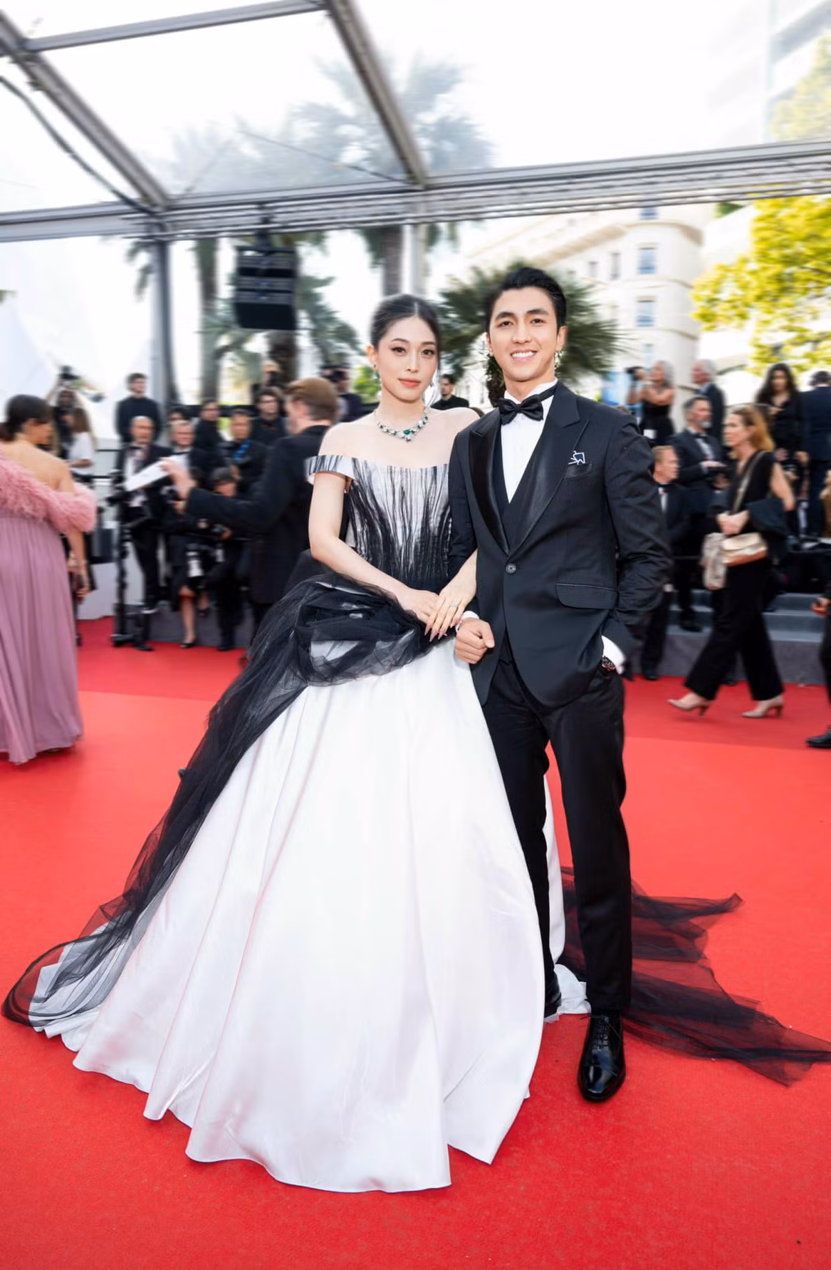  Tin tức sao Việt 26/5: Vợ chồng Bình An, Phương Nga sánh đôi tại thảm đỏ Cannes.