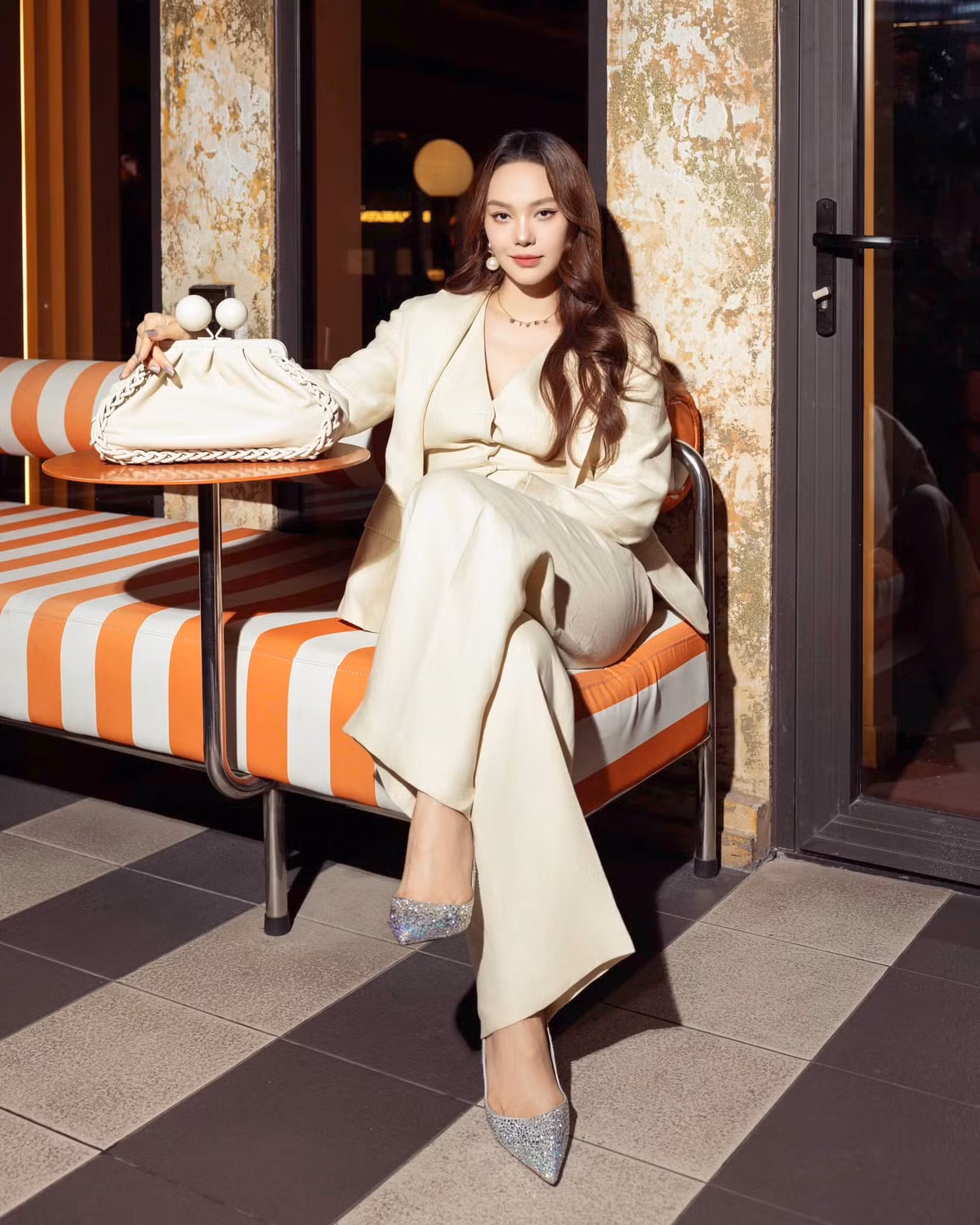 Ca sĩ Minh Hằng đẹp sang trọng khi dự sự kiện.