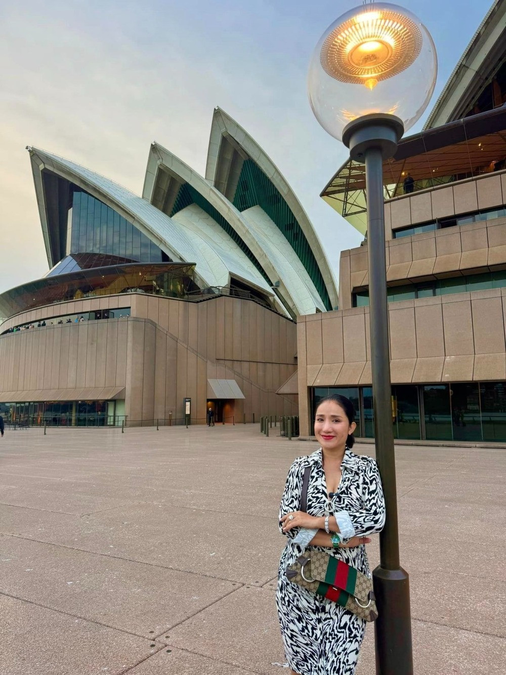 MC Cát Tường dạo phố ở Australia.