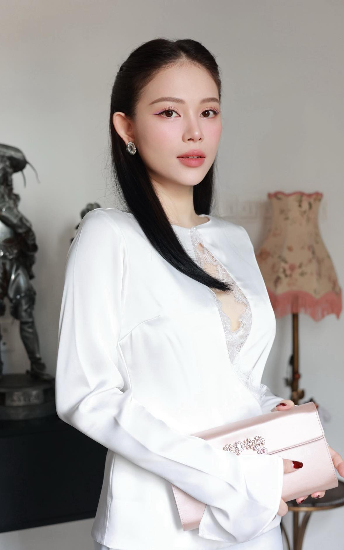 Linh Rin đã đăng tải loạt ảnh khoe nhan sắc "gái một con trông mòn con mắt".