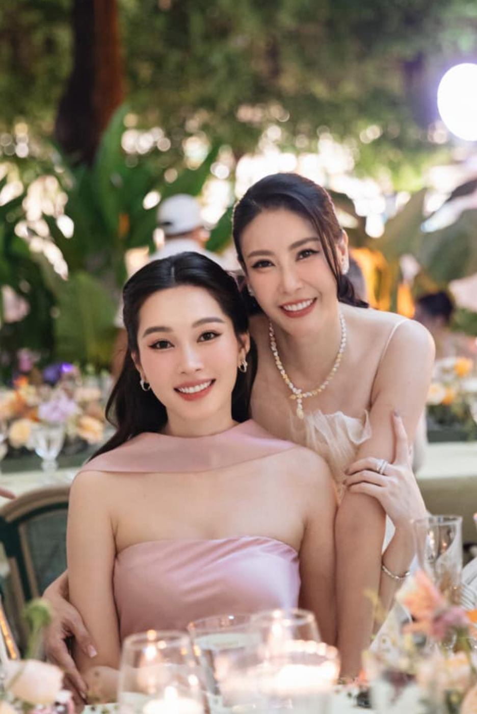 Hoa hậu Đặng Thu Thảo đẹp lộng lẫy trong tiệc sinh nhật của Hoa hậu Hà Kiều Anh.