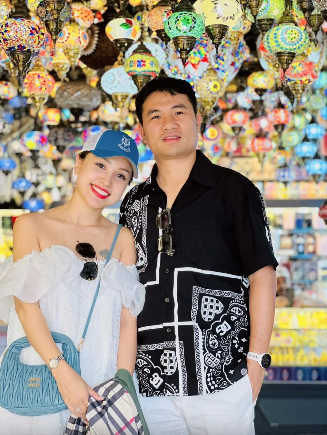 Vân Hugo đăng ảnh tình tứ kỷ niệm 5 năm yêu với ông xã. Cô dí dỏm gọi chồng là "thần đèn".