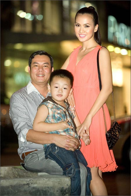 Năm 2006, cô kết hôn với người mẫu doanh nhân Thanh Long và có một con trai chung. Sinh con xong, Anh Thư cũng ít xuất hiện trên sàn catwalk hơn để tập trung chăm lo cho gia đình nhỏ. Tuy nhiên cuộc hôn nhân của cô chỉ kéo dài 10 năm thì kết thúc. (Ảnh: Gia đình)