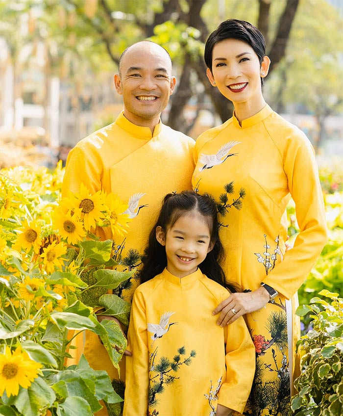 Năm 2009, Xuân Lan kết hôn với đạo diễn Nguyễn Thành Nam nhưng họ đã ly hôn sau 3 năm. Đến năm 2013, người mẫu mang bầu (bé Thỏ) với một người đàn ông bí mật nhưng người này không chấp nhận đứa bé nên Xuân Lan đã quyết định cắt đứt mối quan hệ. Sau một thời gian làm mẹ đơn thân, năm 2020 Xuân Lan kết hôn với đạo diễn Ngọc Lâm (trong ảnh) và sống hạnh phúc tới bây giờ. (Ảnh: FB Xuân Lan)