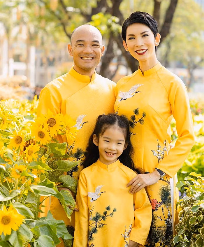 Năm 2009, Xuân Lan kết hôn với đạo diễn Nguyễn Thành Nam nhưng họ đã ly hôn sau 3 năm. Đến năm 2013, người mẫu mang bầu (bé Thỏ) với một người đàn ông bí mật nhưng người này không chấp nhận đứa bé nên Xuân Lan đã quyết định cắt đứt mối quan hệ. Sau một thời gian làm mẹ đơn thân, năm 2020 Xuân Lan kết hôn với đạo diễn Ngọc Lâm (trong ảnh) và sống hạnh phúc tới bây giờ. (Ảnh: FB Xuân Lan)