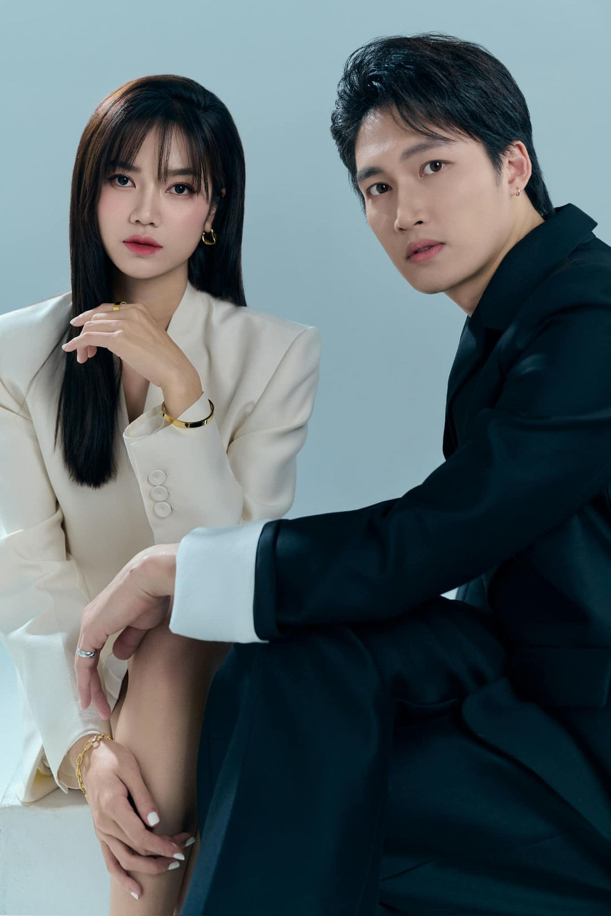 Khác với sự giản dị, chân quê trên phim, ngoài đời, Anh Đào trang điểm rạng rỡ, quyến rũ. Ảnh: FBNV