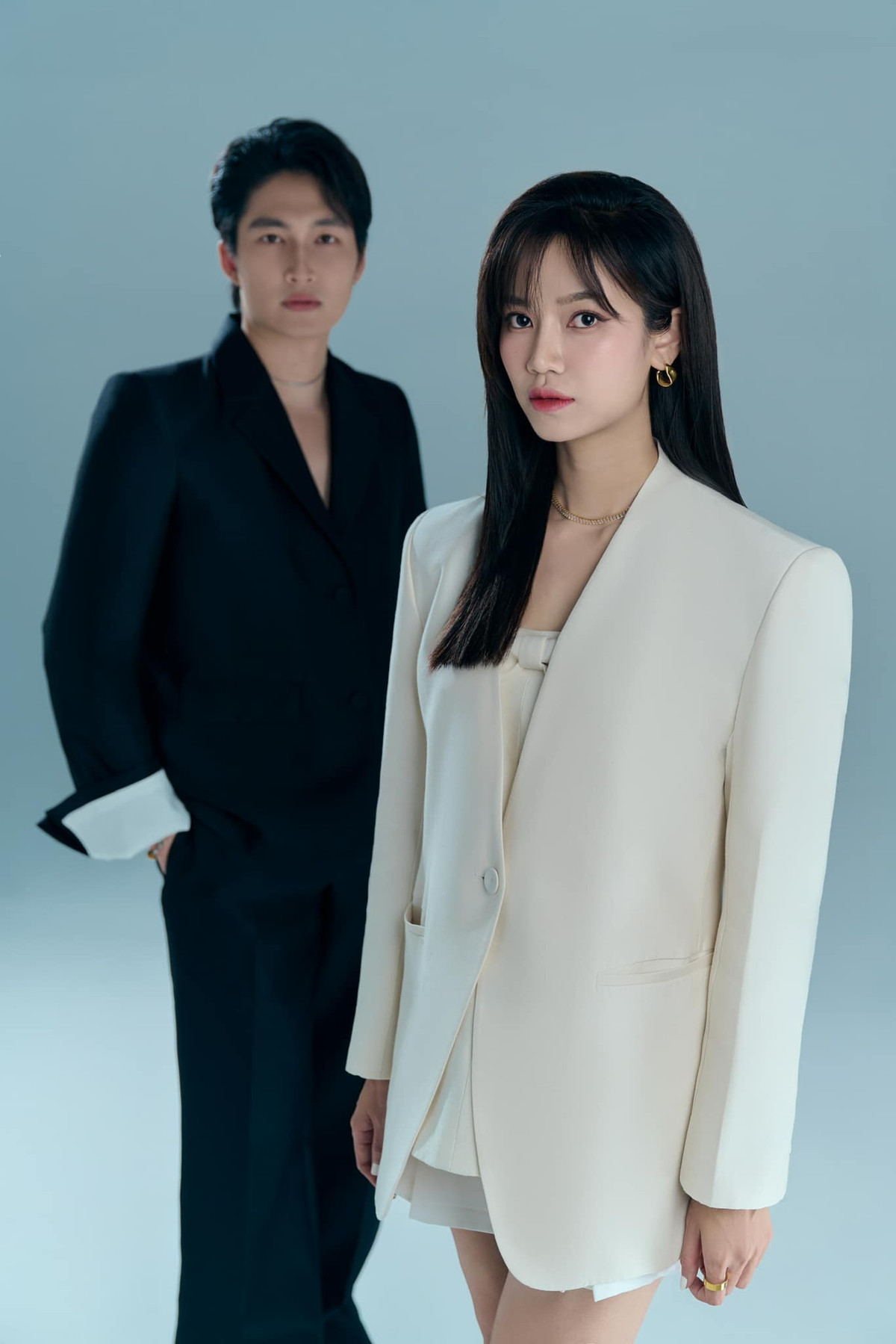 Bộ ảnh này mang thần thái lạnh lùng, đối lập khi hai diễn viên diện trang phục tone đen trắng. Ảnh: FBNV