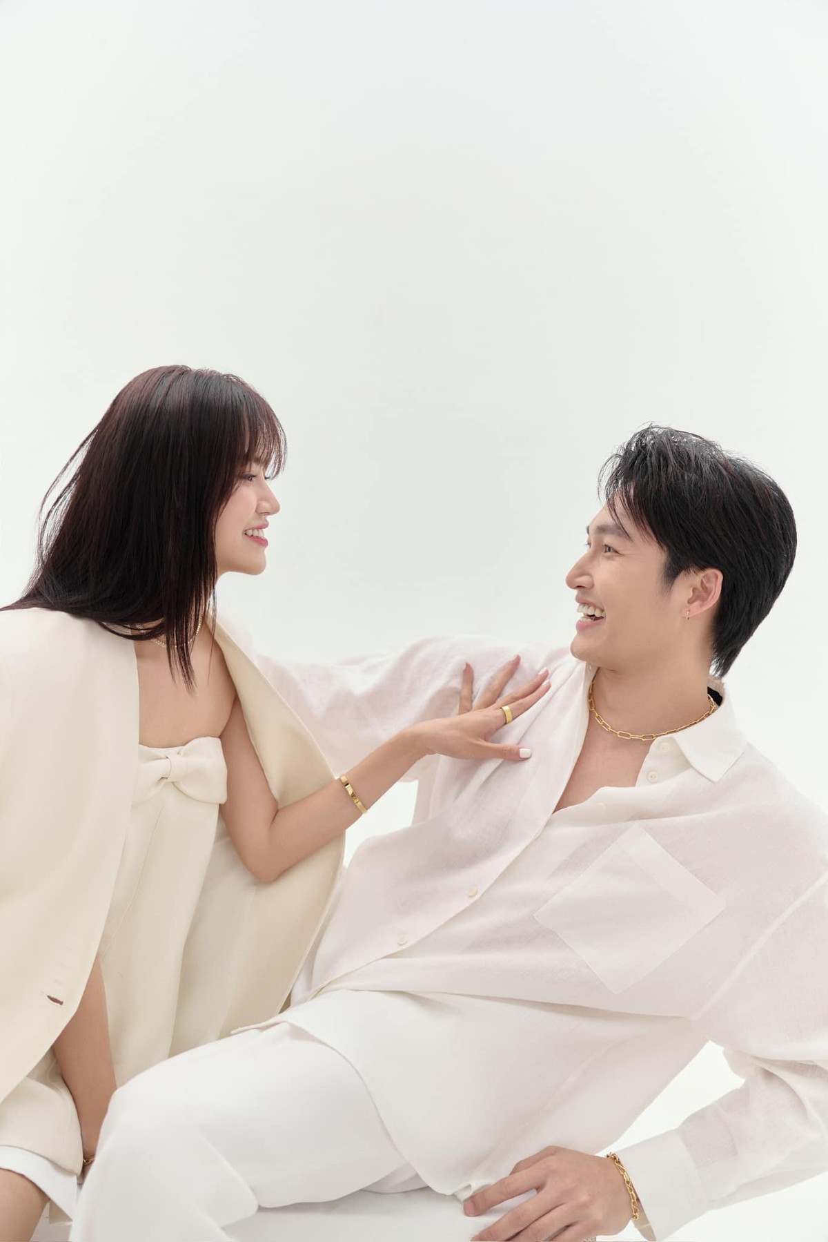 Cả hai còn được nhận xét có "tướng phu thê" với nụ cười tươi giống nhau. Ảnh: FBNV