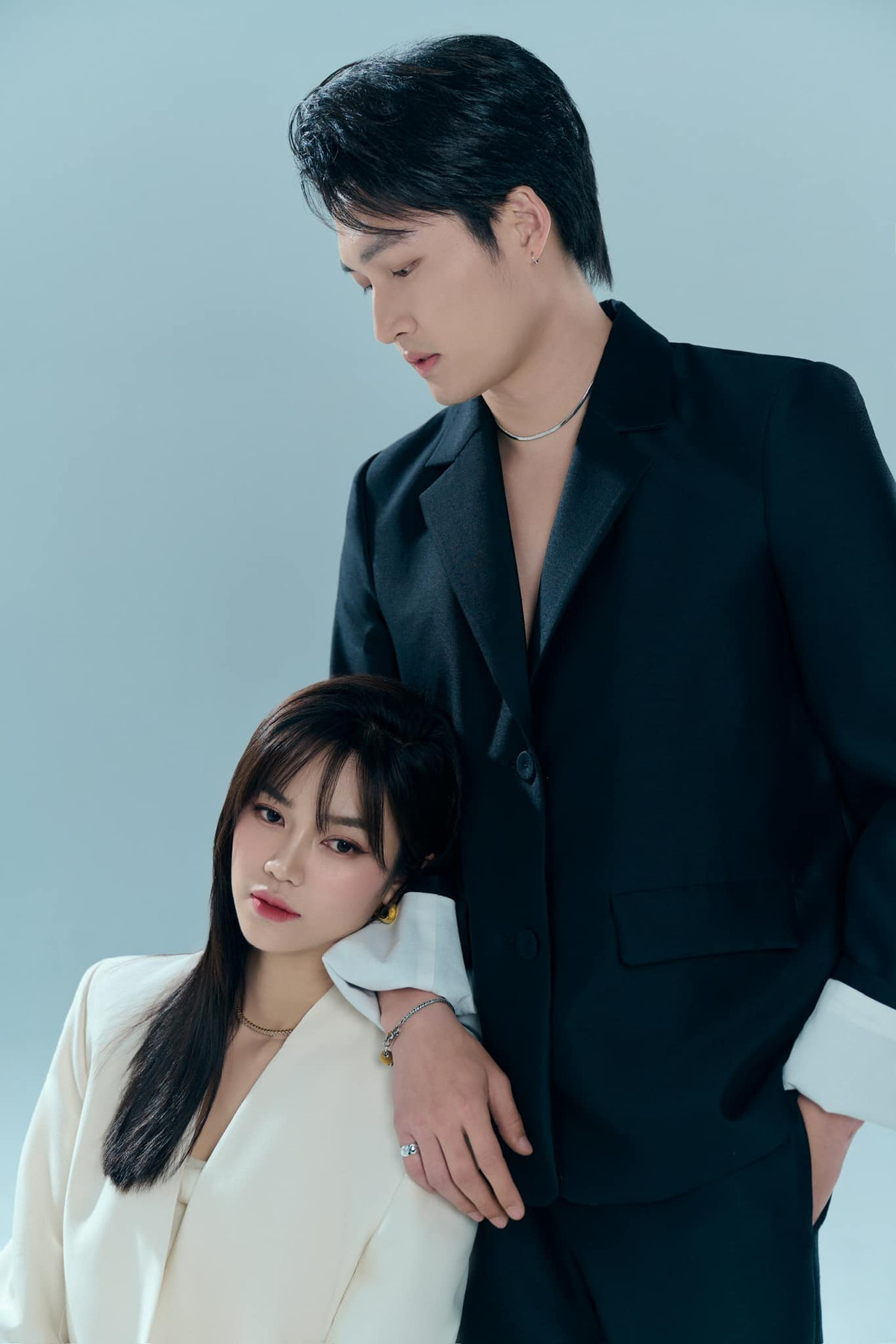 Mới đây, hai diễn viên trẻ tung bộ ảnh tình tứ bên nhau kèm dòng trạng thái: "Tôi yêu em âm thầm, không hy vọng. Lúc rụt rè khi hậm hực lòng ghen". Ảnh: FBNV