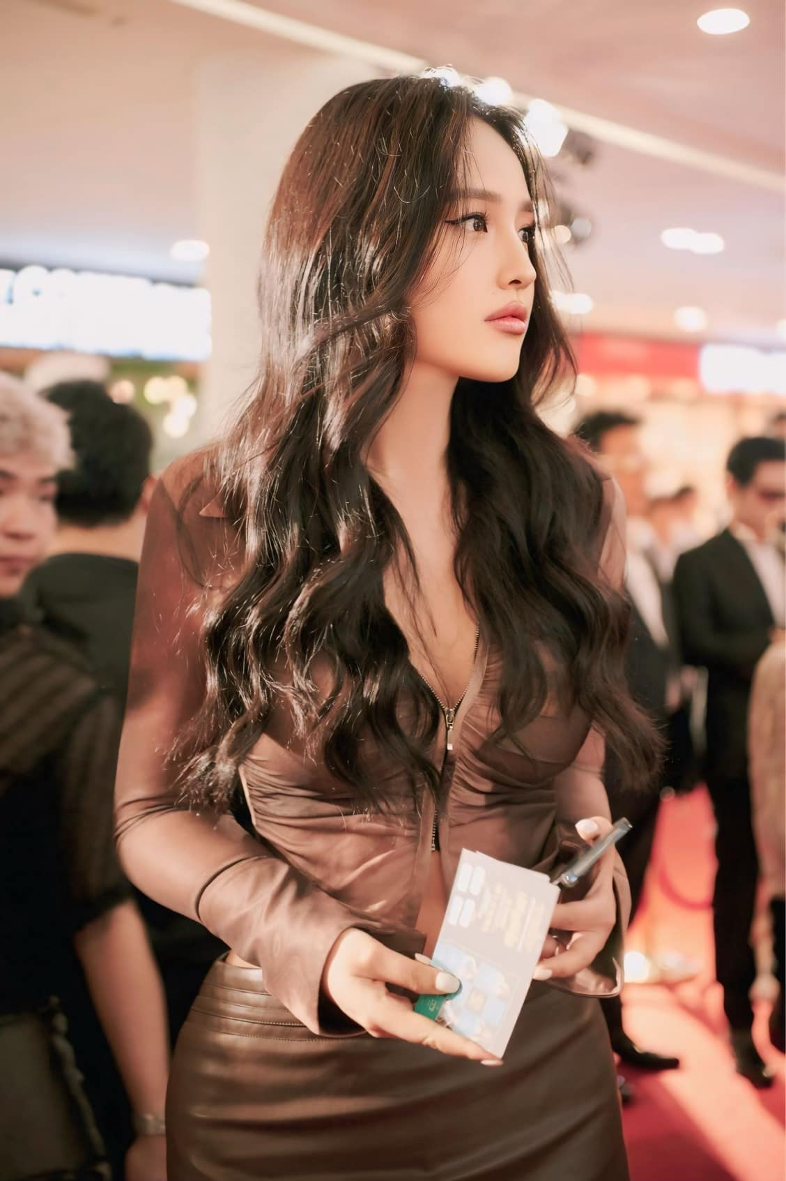 Cô không ngại khoe mặt mộc thanh thoát, thân hình nóng bỏng với vòng 1 nảy nở trong những hình ảnh trên trang cá nhân. Ảnh: FB Mai Phuong Thuy