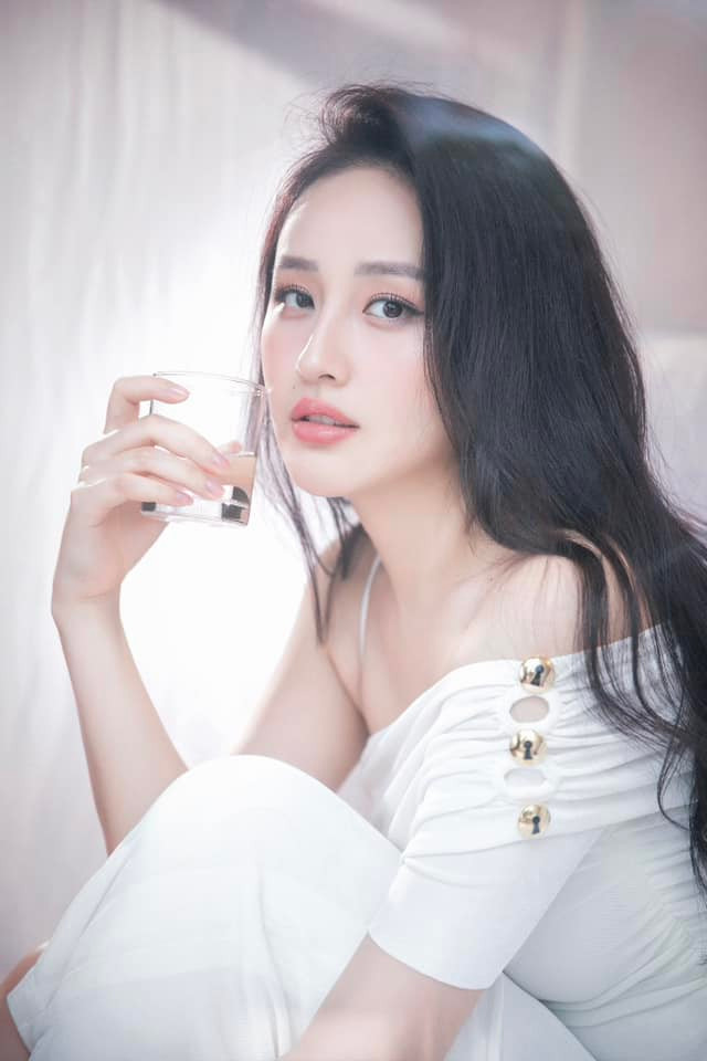 Mai Phương Thúy còn theo đuổi phong cách thời trang gợi cảm, phóng khoáng. Mỹ nhân sinh năm 1988 không ít lần gây tranh cãi vì trang phục táo bạo. Ảnh: FB Mai Phuong Thuy