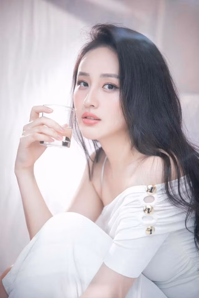 Mai Phương Thúy còn theo đuổi phong cách thời trang gợi cảm, phóng khoáng. Mỹ nhân sinh năm 1988 không ít lần gây tranh cãi vì trang phục táo bạo. Ảnh: FB Mai Phuong Thuy