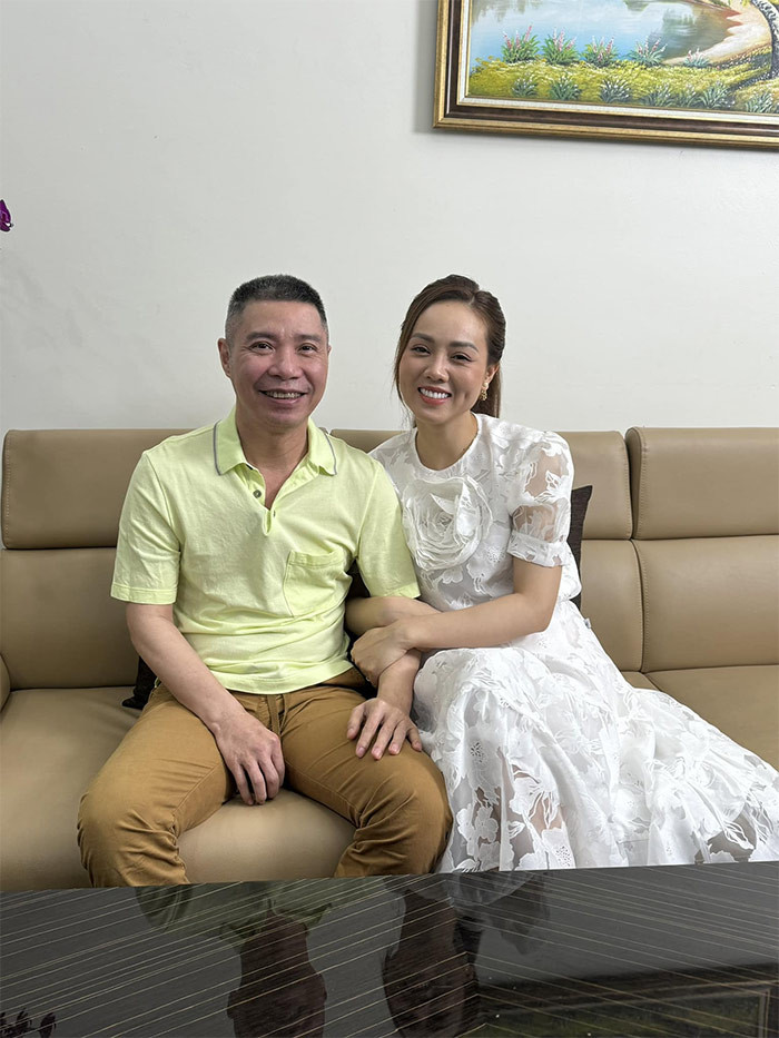 Ngọc Hà được nhiều người ngưỡng mộ bởi cô vừa chăm sóc chồng rất chu đáo, vừa một mình lo toan kinh tế để có tiền chữa bệnh cho chồng. (Anh: FB Ngọc Hà)