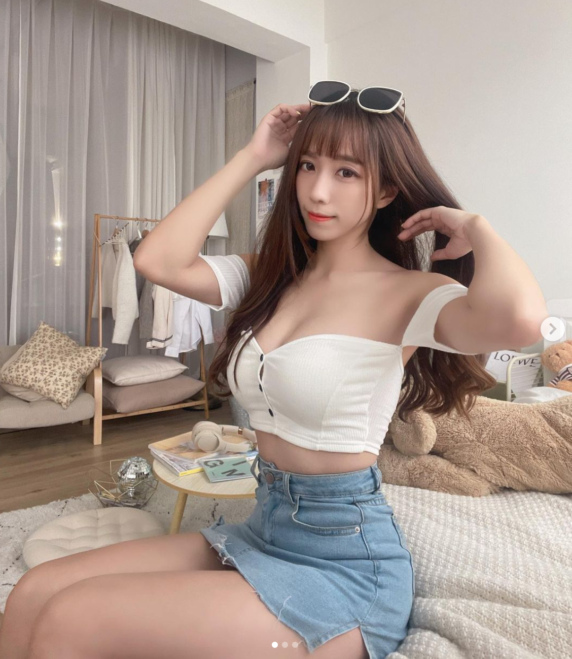 Điểm gây chú ý của phong cách này là sử dụng trang phục có thiết kế hở, cắt xẻ táo bạo, nhằm phô diễn nội y hoặc một phần cơ thể.