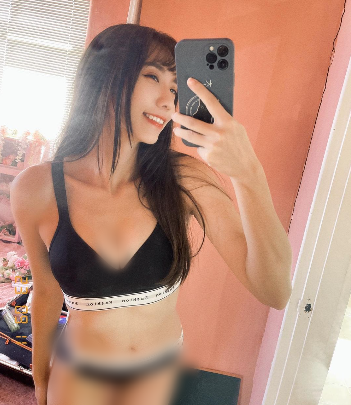 Phong cách cởi đồ khoe nội y là một xu hướng thời trang gây nhiều tranh cãi trong những năm gần đây.