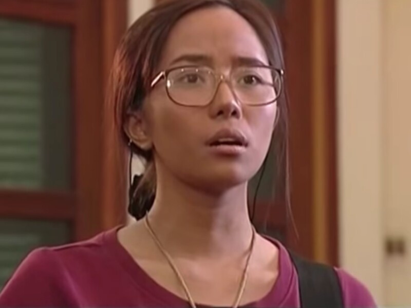 Trong phim, Quỳnh Nga vào vai Vũ Vũ - cô gái có làn da ngăm đen, ngoại hình xấu xí được đồng nghiệp đặt cho biệt danh "cá sấu chúa". Từ vai diễn này, nhiều khán giả nhớ đến nữ diễn viên với biệt danh "cá sấu chúa". Ảnh: Người đưa tin